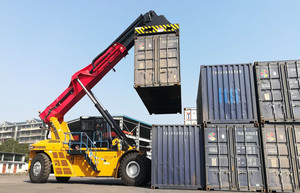 Reach Stacker 45Ton CLG2450 with Good Performance and <strong>Spare</strong> <strong>Parts</strong> - Product Image 2
