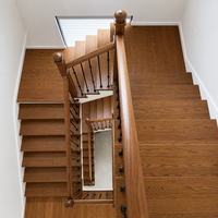 Escalier en bois moderne pour villa, duplex, intérieur de maison, garde-corps en verre, escalier droit, marches en bois, design d'escalier résidentiel