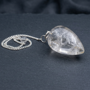 Pendules en cristal de quartz - Pierre précieuse sculptée sur le thème de l'amour, provenant du Gujarat |   Commandez en ligne pour être mis en vente - Product Image 2