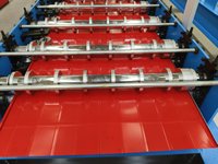 Machine de fabrication de tôles de toiture en acier coloré à grande vitesse, machine de pressage de panneaux de toiture en tuiles émaillées