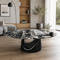 Table basse ronde avant-gardiste en marbre noir antique avec base sculpturale en arche et plateau en pierre noire et blanche pour projet de salon