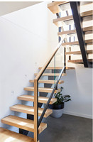 Escalier droit de sécurité préfabriqué avec marches en bois et garde-corps en verre, escalier intérieur avec éclairage LED
