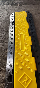 Piccolo Passacavi in Gomma a 3 Canali, Rampa per Cavi, Protezione per Cavi in Gomma - Product Image 2