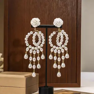 AL-117 grosir wanita peri Modern pakaian sehari-hari S925 Pin perhiasan kancing rumbai putih bunga mutiara anting Stud