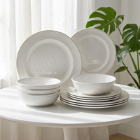 Service de table en mélamine Off White Worn Edge de 18 pièces, comprenant des assiettes rondes assorties et des bols à riz pour pique-nique, barbecue et préparation quotidienne des repas