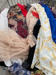 Surtido de vestidos de mujer Ropa mixta barata Stock Lote de ropa usada de confianza Proveedor - Product Image 5