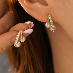 Boucles d'oreilles à clous en perles plaquées or pour femmes, design géométrique, tendance pour les trajets quotidiens, style européen et américain - Product Image 1