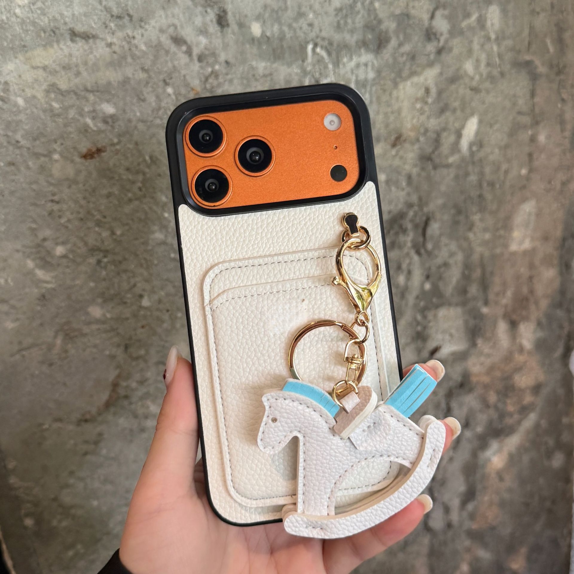Blanco con logo+colgante