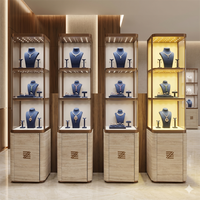 Écrins de présentation de bijoux en or champagne exquis, en gros, avec base en bois, LED, écologiques, robustes, pour magasins de détail, personnalisables