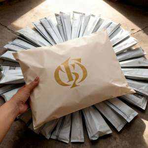 ถุงไปรษณีย์คุณภาพสูง สีดำด้าน พิมพ์โลโก้ สำหรับส่งเสื้อผ้า  จำนวนสั่งซื้อขั้นต่ำ 50 ชิ้น  รับผลิตตามแบบ - Product Image 1