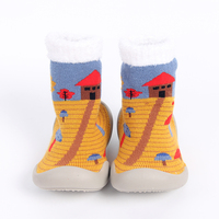Chaussons-chaussettes pour bébé en tricot jaune à motif Scenic House Path, avec bordure en peluche, semelle souple et flexible en TPE antidérapante, fournisseur en gros
