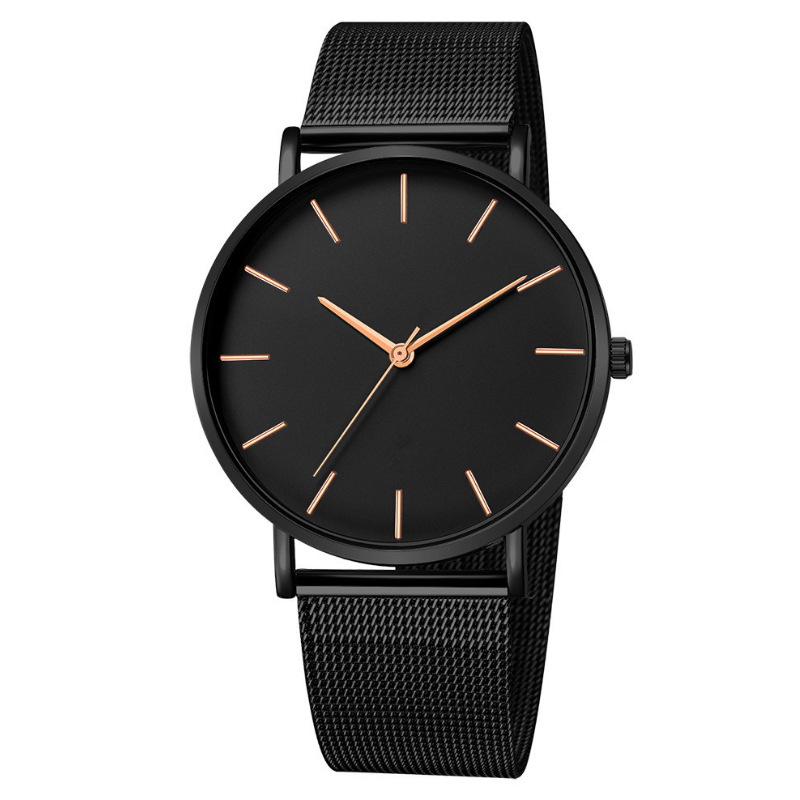 Cadran noir, bracelet noir et aiguilles en or rose.