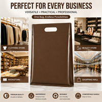 Sacs en plastique personnalisés, imperméables, durables, avec poignée découpée, logo personnalisé pour l'emballage de vêtements, de produits de beauté et de vente au détail