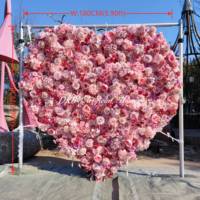 Mur de fleurs en forme de cœur en roses blanches faites à la main DKB Lowcost pour la décoration de fond de mariage