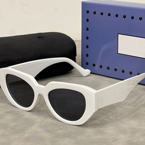 Gafas de Sol Cuadradas Nuevas al por Mayor para Hombre, Mujer y Jóvenes, Protección UV400, Montura Roja, Estilo Occidental, Protección Solar para Exteriores, Éxito en Ventas Transfronterizas - Product Image 2