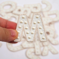 Badges brodés en gros personnalisé Alphabet Logo broderie perles lettres fer sur patchs pour vêtements