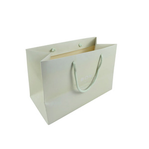 Bolsas de Papel de Lujo Impresas Personalizadas con Estampado Dorado, Asas Planas, Bolsa de Compras de Papel Artístico para Negocios - Product Image 5
