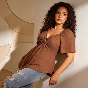 Blusa Personalizada con Ojales Marrones, Escote Profundo en V con Torcedura Frontal, Mangas Cortas con Volantes, Dobladillo Peplum, Top Moderno y Elegante para Mujer - Product Image 3