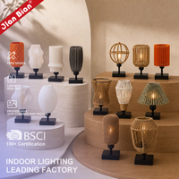 Lámpara de Mesa LED Ambiental Moderna de Estilo Boho con Pantalla Tejida de Ratán Impresa en 3D, Base de Metal Negra, Cable E26, para Dormitorio o Sala de Estar, con Certificación UL