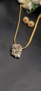 Conjunto de collar choker chapado en oro del sur de la India con piedras de diamante americano y un delicado colgante de perla. - Product Image 4