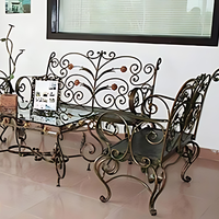 Table et chaises d'extérieur en métal antique contemporaines avec élégantes banquettes de patio pour l'utilisation dans la cour