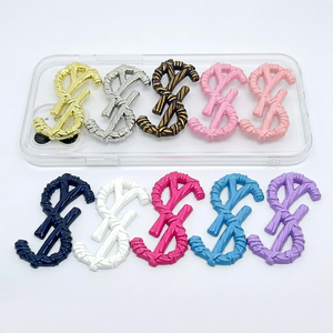 Ciondoli per custodie di cellulari, per artigianato fai da te, di lusso, di design, a forma di lettera, rosa baby, in miniatura, in metallo, con logo di marca, decorazione per borse, con retro piatto - Product Image 2