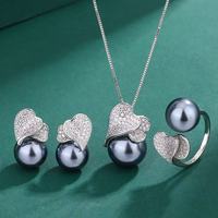 Ensemble de bijoux en perle noire et en zircon cubique en forme de cœur |   Collier, boucles d'oreilles et bague en laiton pour femmes