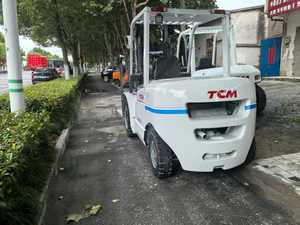 Chariot élévateur diesel TCM 5 tonnes d'occasion, boîte de vitesses, forte capacité tout-terrain, bon état, moteur et roulement d'occasion pour l'industrie de la restauration - Product Image 4