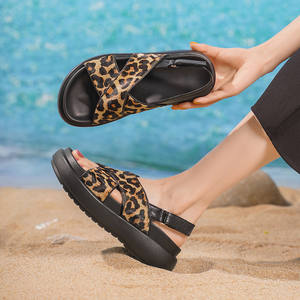 Sandalias de mujer con plataforma de color liso, correa cruzada en el tobillo, punta redonda, sin cordones, con estampado de leopardo y tacón medio. - Product Image 3