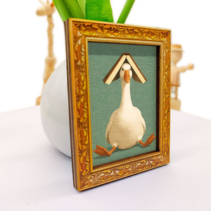 Un aimant de réfrigérateur en forme de livre en forme de canard blanc, avec une mini-peinture décorative amusante en bois et un design animalier créatif - Product Image 4