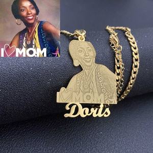 Collier pendentif tendance en acier inoxydable hypoallergénique plaqué or 18 carats avec gravure de portrait personnalisée et texte pour femme - Product Image 2