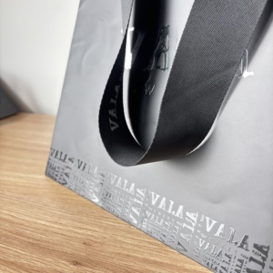 Sang Trọng Màu Đen Giấy Mua Sắm Túi Với Rộng Băng Xử Lý Biểu Tượng Tùy Chỉnh In Matte Kết Thúc Cửa Hàng Bao Bì Quà Tặng Đồ Trang Sức Nước Hoa - Product Image 6