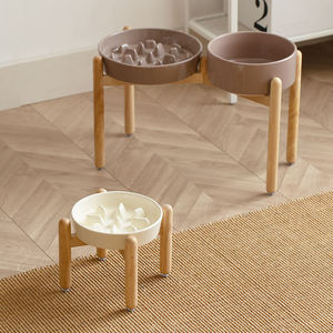 Ensemble de deux gamelles surélevées en céramique pour animaux de compagnie avec support en bois, gamelle anti-glouton pour la protection du cou du chat, anti-renversement et anti-étouffement - Product Image 3