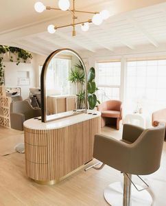 Mueble de Peluquería con Espejo de Pared Arqueado, Grande, Dorado, con Mesa de Peluquería, Iluminación LED, Estación de Maquillaje de Madera - Product Image 1