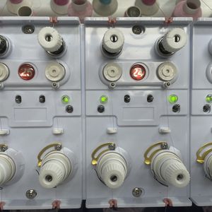 ماكينة التطريز الآلية باستخدام الحاسب الآلي لتطريز الفراش بالجلد ، ماكينة خياطة اللحف المتعددة - Product Image 6