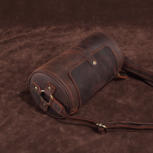 Sac bandoulière cylindrique vintage en cuir Crazy Horse pour homme, en cuir de vachette véritable, léger et imperméable - Product Image 1