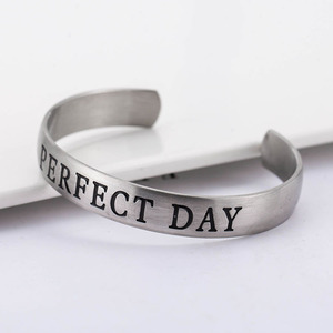 กำไลข้อมือรูปตัว C แบบเปิด ทำจากไทเทเนียมสลักลาย Perfect Day ของขวัญเครื่องประดับสำหรับทุกเพศ - Product Image 4
