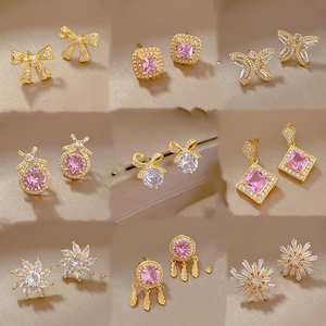 Pendientes de Botón de Circonita Cúbica Brillante con Baño de Oro de 18k al por Mayor, Diseño de Flor y Corazón de Moda, Regalo - Product Image 1