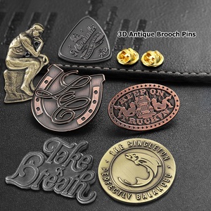 Spilla da bavero personalizzata in lega di zinco pressofusa, con incisione a rilievo, placcata argento antico, di lusso, con logo a diamante e lettere - Product Image 5