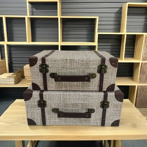 La fabbrica cinese produce una scatola di cartone quadrata antica per bambini vestiti per neonati con confezione regalo a forma di <span class=keywords><strong>valigia</strong></span> con manico - Product Image 2