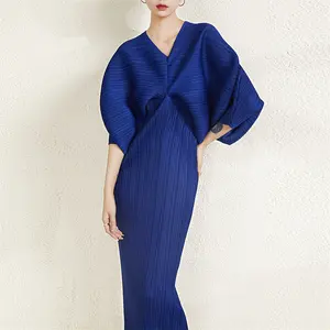 Pleated dress 2023 spring and summer new v-neck bat sleeve temperament style long dresses for women