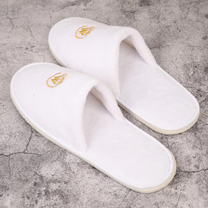 Zapatillas de hotel desechables de algodón blanco personalizadas, gofres de Punta cerrada para interiores con logotipo bordado para hoteles - Product Image 1
