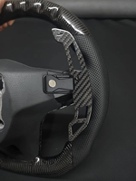 Volant personnalisé pour Volkswagen en fibre de carbone avec bandes bleues, cuir perforé et boutons de commande pour voitures VW