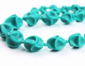 Collier en résine fait main, pendentif unique et coloré, bijoux légers et tendance, accessoire de mode parfait pour un usage quotidien décontracté - Product Image 6