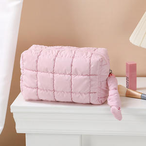 Estuche de maquillaje de viaje de nailon acolchado personalizado, estuche de cosméticos de lavado, suave, ligero, informal, con cremallera, bolsa de maquillaje - Product Image 1