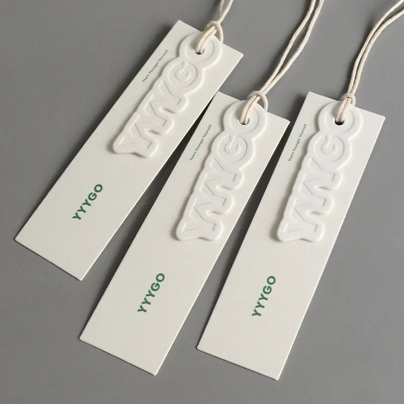 Sürdürülebilir malzemeler tipo Logo giysi askılı etiketler kalıp kesme şekli kabartmalı asmak etiketi kabartmalı salıncak etiketi