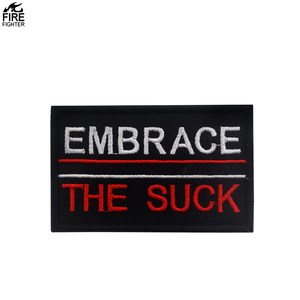 ブラック生地レッドレターラベル刺繍パッチ<span class=keywords><strong>EMBRACE</strong></span> <span class=keywords><strong>SUCK</strong></span>アウトドア戦術ラベルTシャツ帽子バッグ用縫い付けパッチDIY - Product Image 1