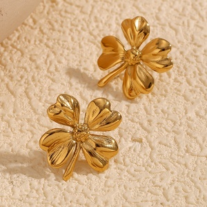 PVD placcato oro 316L Set di gioielli in acciaio inossidabile collana <span class=keywords><strong>con</strong></span> ciondolo a fiore inciso <span class=keywords><strong>con</strong></span> catena a maglie e orecchini in zircone - Product Image 2