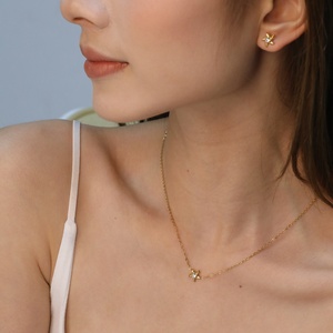 <span class=keywords><strong>ชุด</strong></span>เครื่องประดับสแตนเลสสตีลชุบทอง 18K ประดับเพชรซิร์คอนรูปดาว ดีไซน์เรียบง่าย สร้อยคอจี้รูปปลาดาวพร้อมต่างหูสำหรับผู้หญิง - Product Image 3
