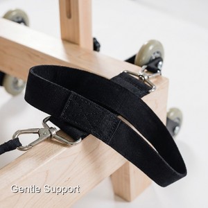 La facilidad de almacenamiento está garantizada con este reformador de <span class=keywords><strong>Pilates</strong></span> portátil y ligero con ruedas. - Product Image 6